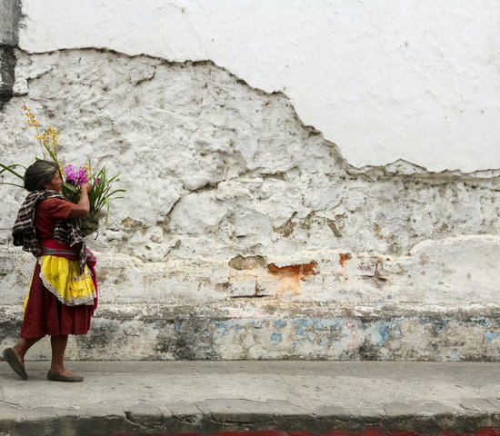 Une femme portant des fleurs au Guatemala