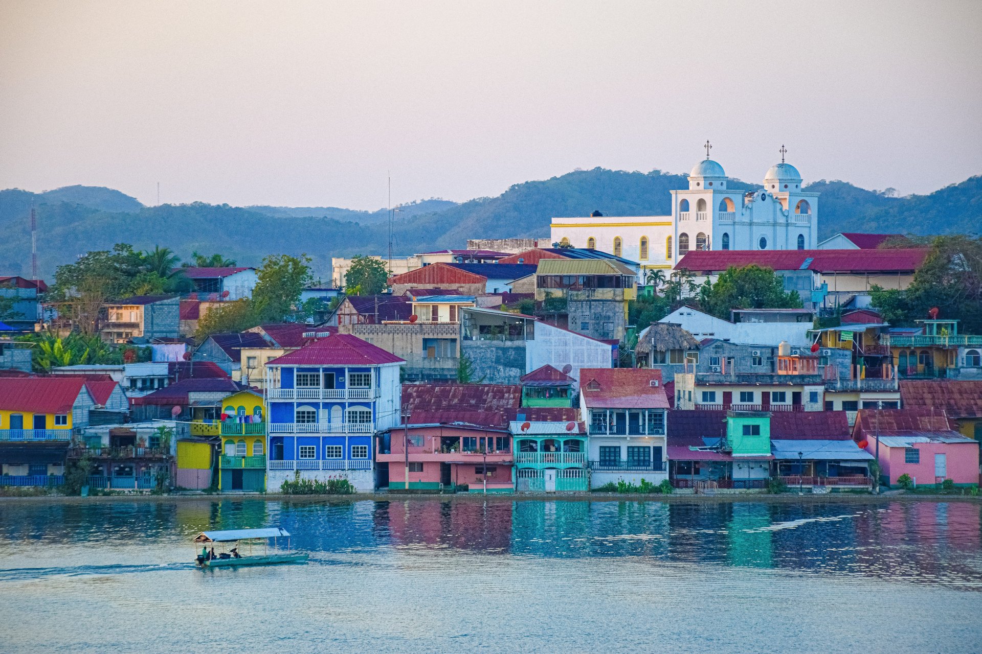 Maisons colorées à Flores au Guatemala