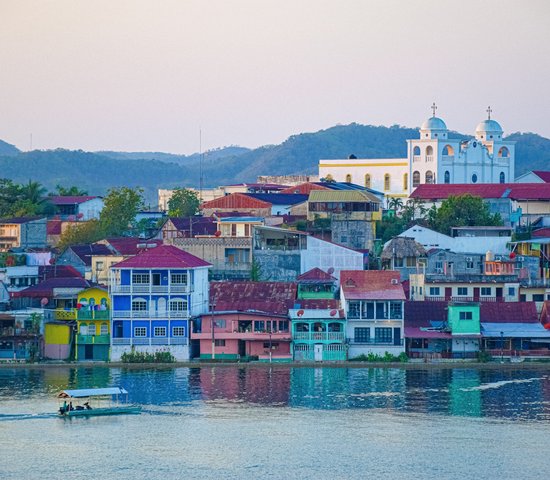 Maisons colorées à Flores au Guatemala