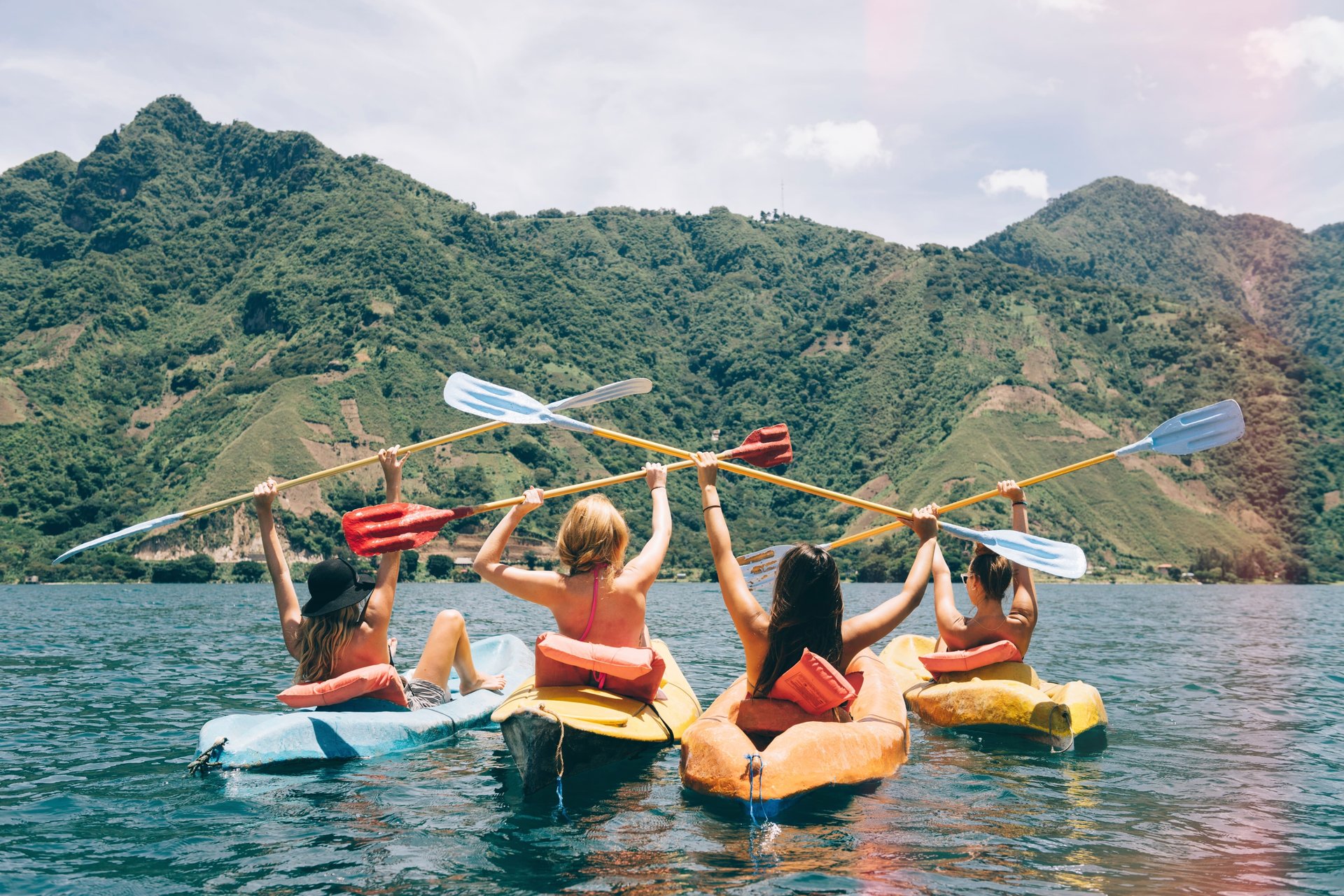 Des femmes en train de faire du kayak sur le lac Atitlan, Guatemala