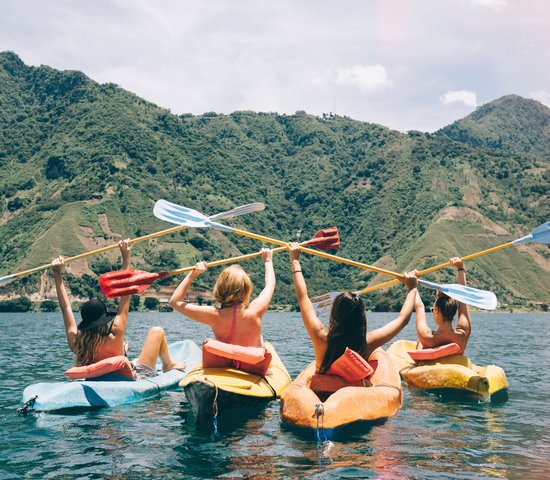 Des femmes en train de faire du kayak sur le lac Atitlan, Guatemala