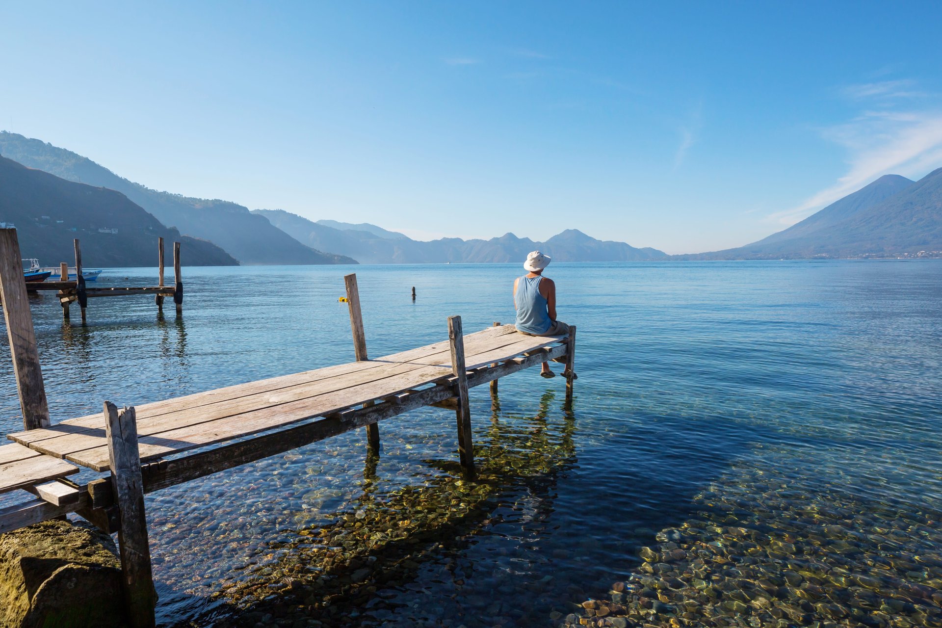 Touriste assis devant le lac Atitlan au Guatemala