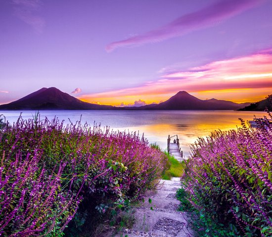 Paysage violet sur le lac Atitlan au Guatemala