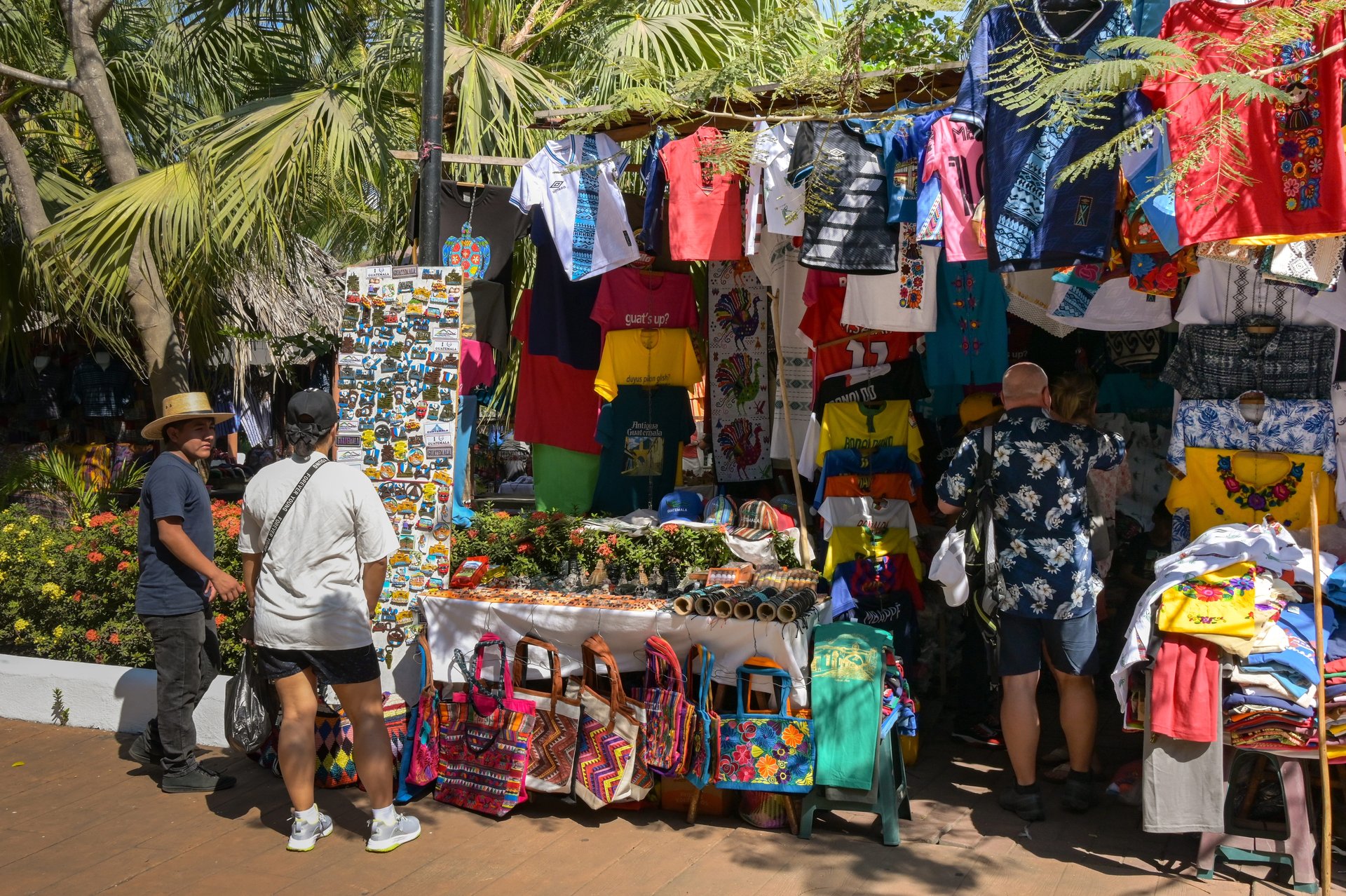 Touristes devant un stand de souvenirs à Puerto Quetzal au Guatemala