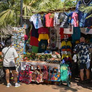Touristes devant un stand de souvenirs à Puerto Quetzal au Guatemala