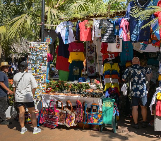 Touristes devant un stand de souvenirs à Puerto Quetzal au Guatemala