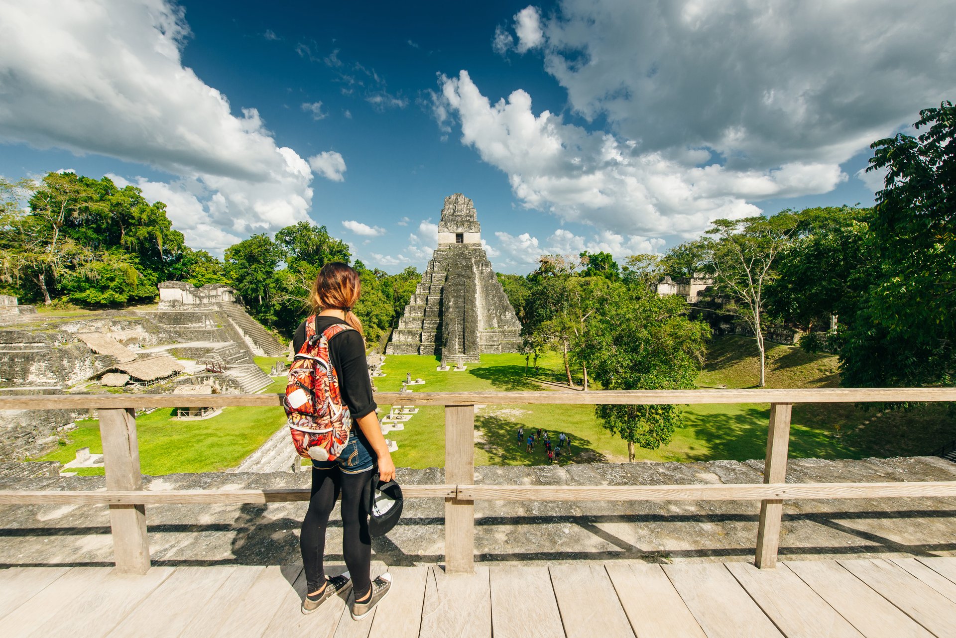 Femme debout dans le site archéologique de Tikal, Guatemala