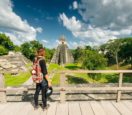 Femme debout dans le site archéologique de Tikal, Guatemala