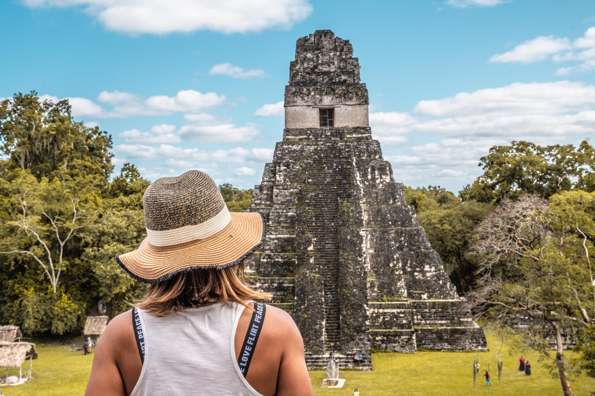 Femme devant le site de Tikal au Guatemala