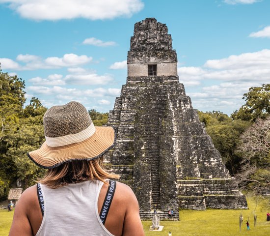 Femme devant le site de Tikal au Guatemala