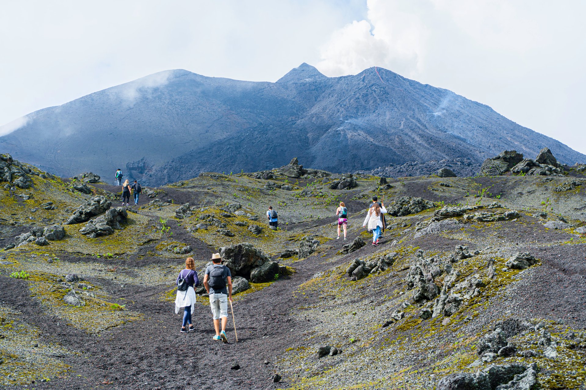 Touristes qui marchent sur le volcan Pacaya au Guatemala