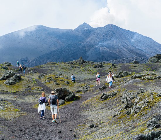 Touristes qui marchent sur le volcan Pacaya au Guatemala