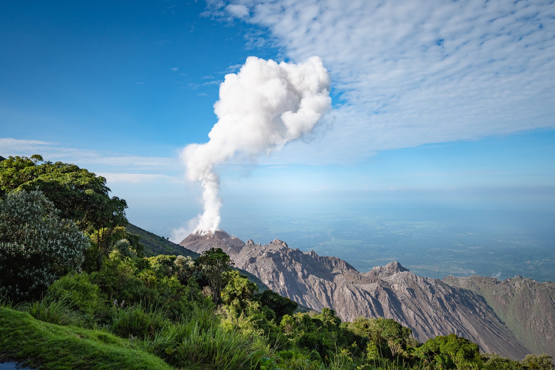 Le volcan Santiaguito en éruption au Guatemala