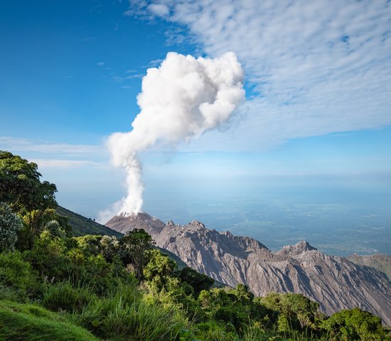 Le volcan Santiaguito en éruption au Guatemala