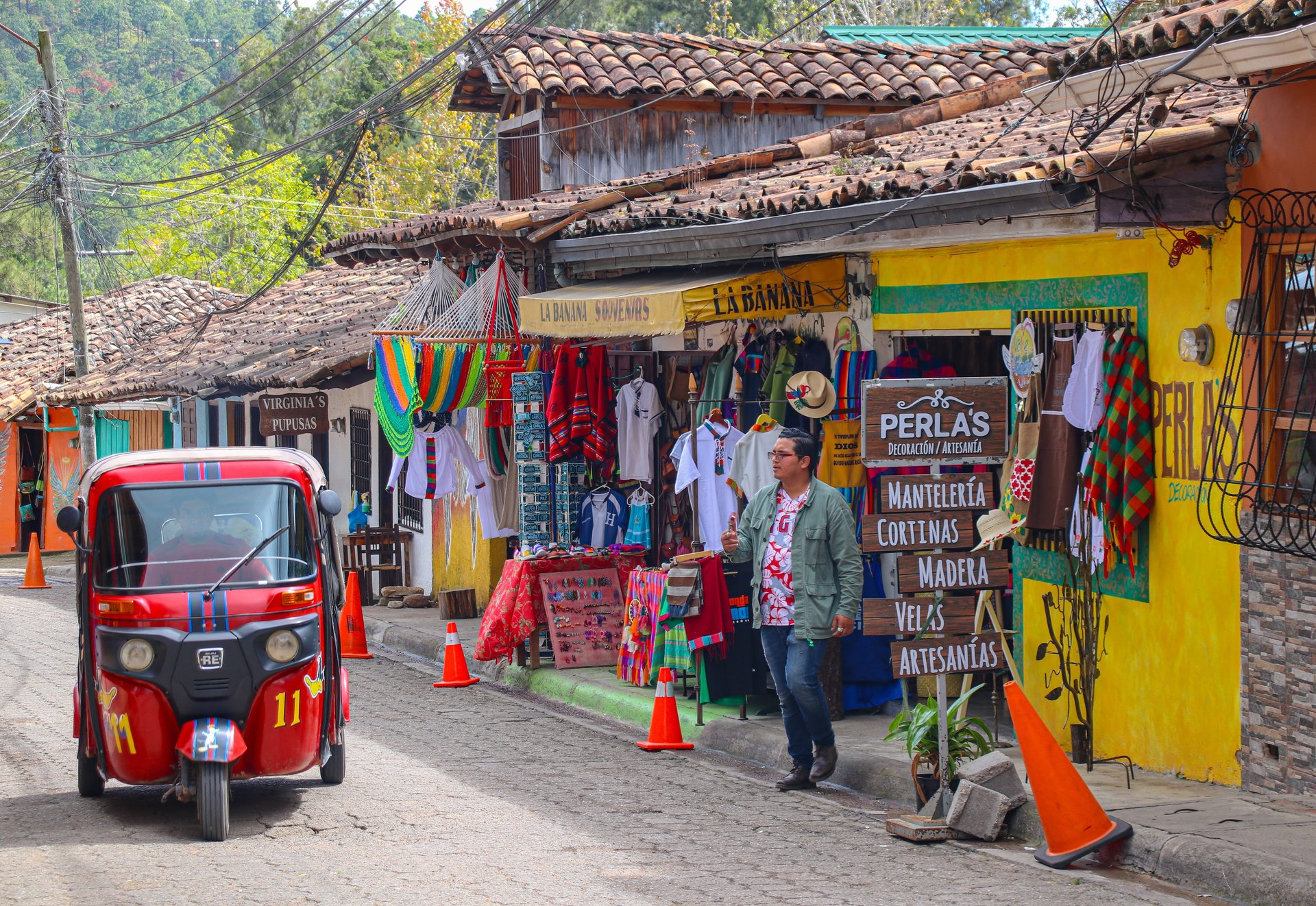 Une rue colorée de Santa Lucia au Honduras