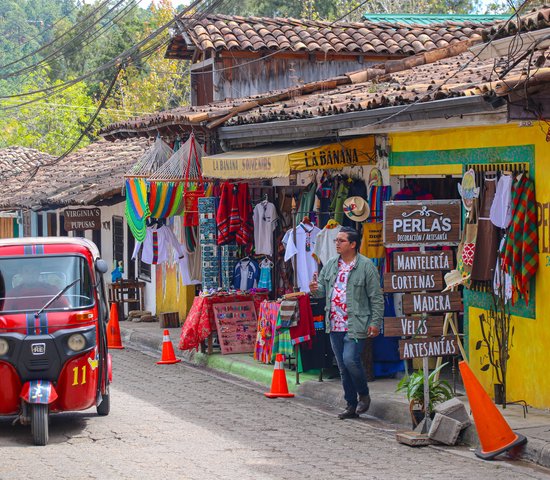 Une rue colorée de Santa Lucia au Honduras