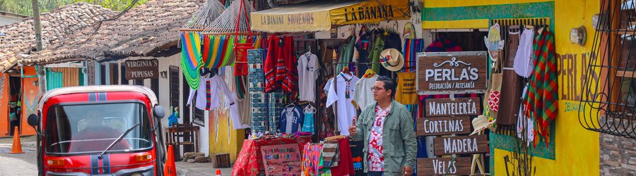 Une rue colorée de Santa Lucia au Honduras