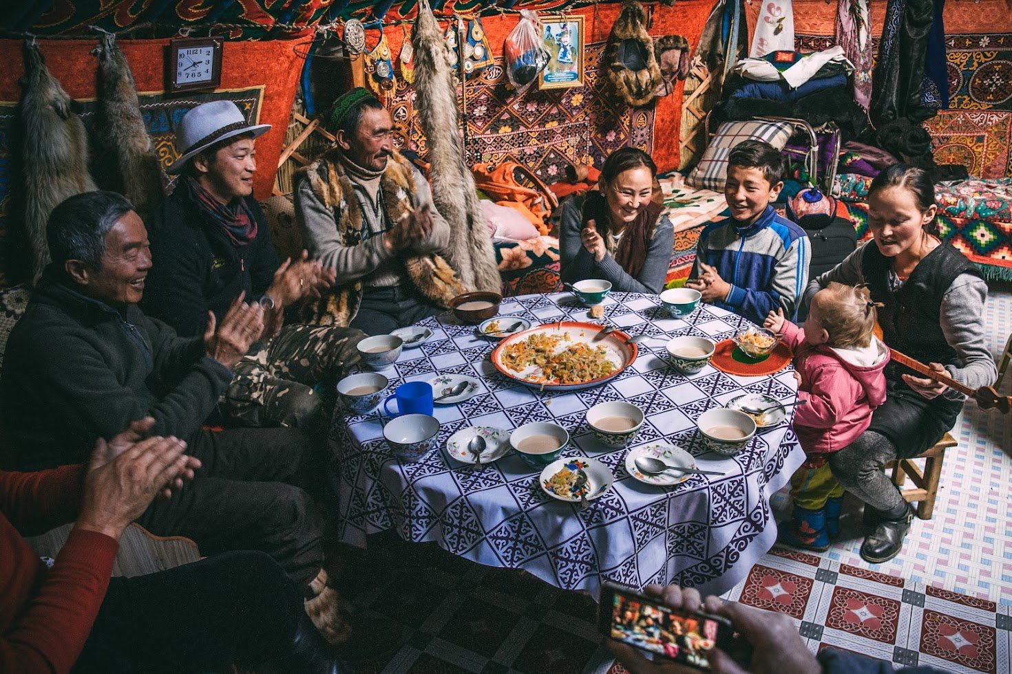 Famille mongol autour d'un repas, Mongolie