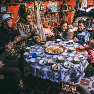 Famille mongol autour d'un repas, Mongolie