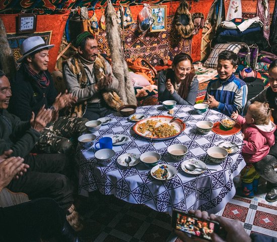 Famille mongol autour d'un repas, Mongolie