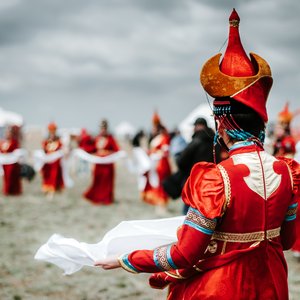Femme mongol de dos, portant une tenue traditionnelle lors d'un festival en Mongolie