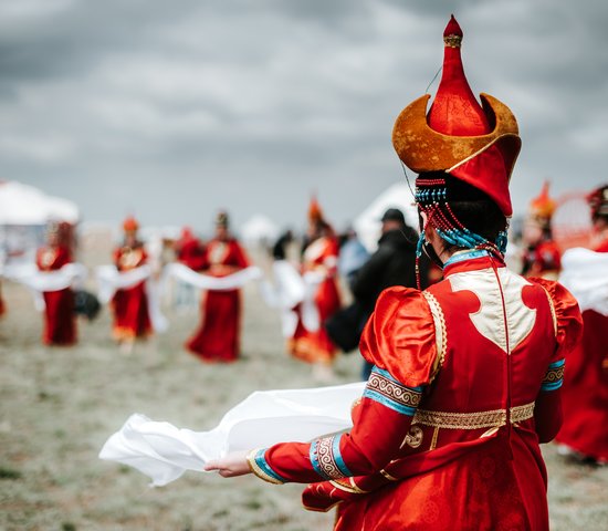 Femme mongol de dos, portant une tenue traditionnelle lors d'un festival en Mongolie