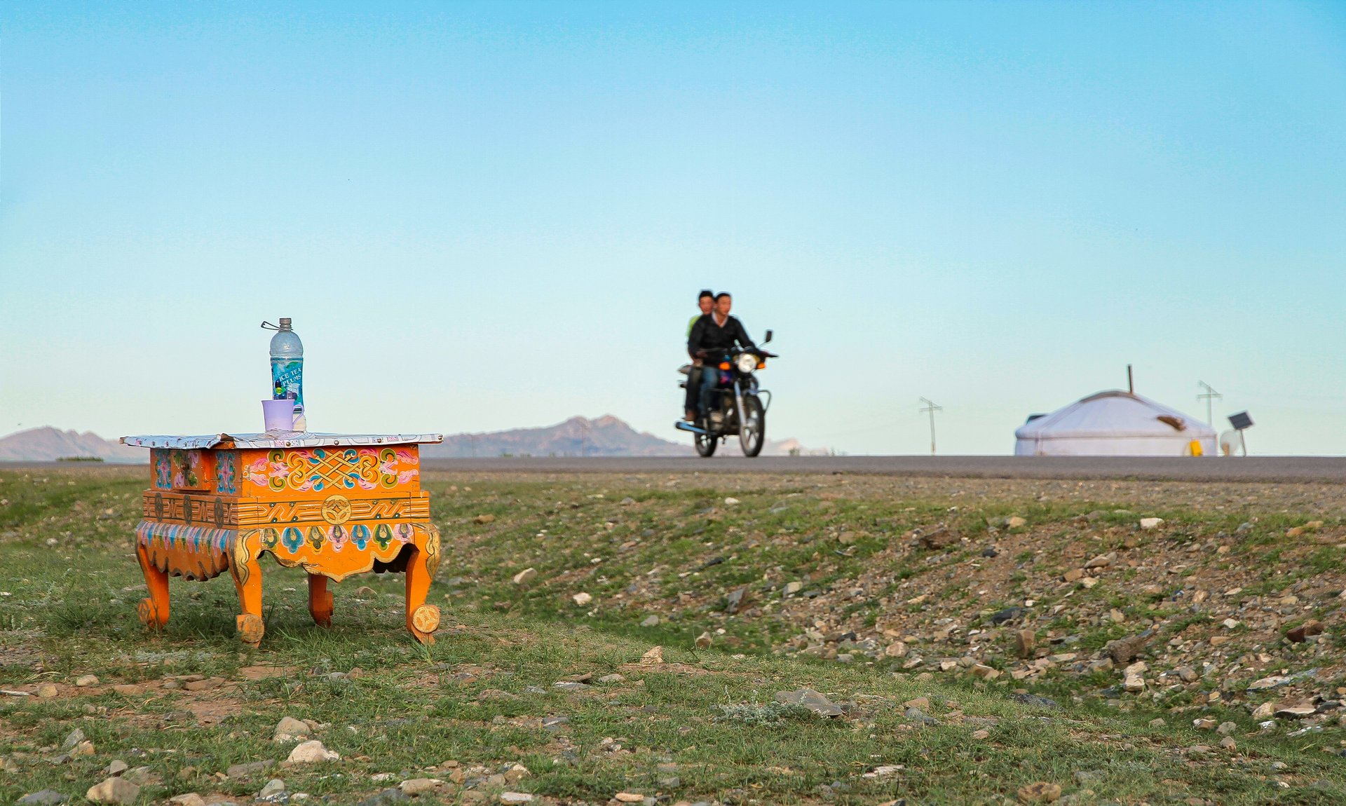 Personnes sur une moto en Mongolie