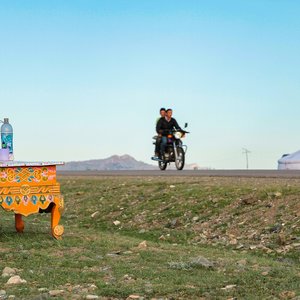 Personnes sur une moto en Mongolie