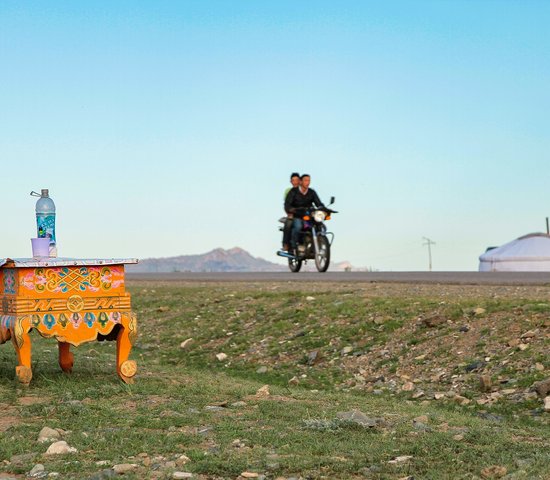 Personnes sur une moto en Mongolie