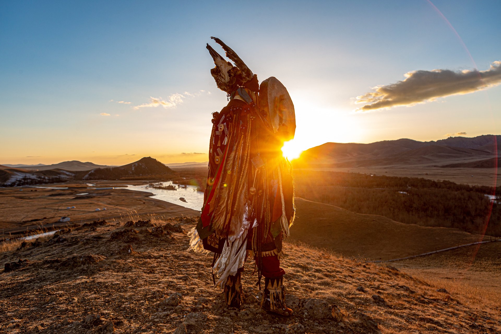 Shaman effectuant un rituel au coucher du soleil, Mongolie