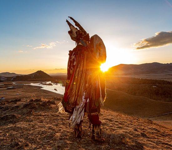 Shaman effectuant un rituel au coucher du soleil, Mongolie