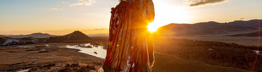 Shaman effectuant un rituel au coucher du soleil, Mongolie