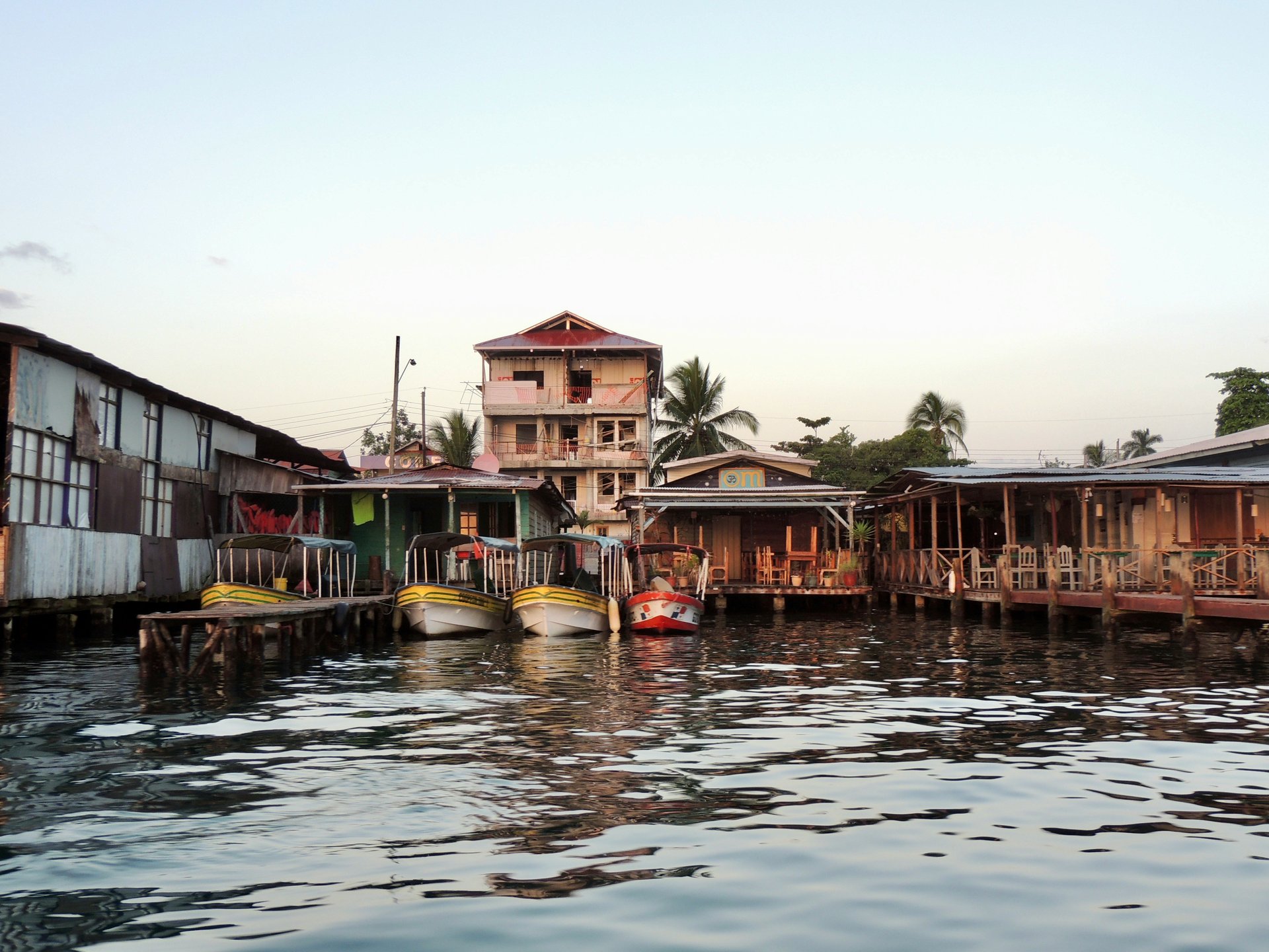 Bateaux sur un ponton à Bocas Del Toro, Panama