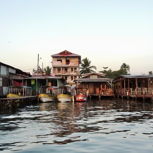 Bateaux sur un ponton à Bocas Del Toro, Panama