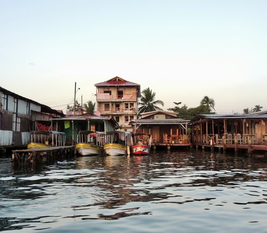 Bateaux sur un ponton à Bocas Del Toro, Panama