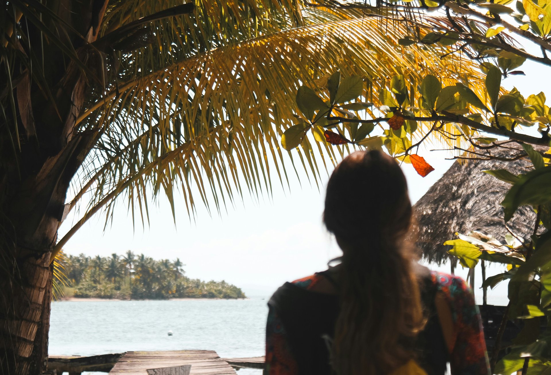 Femme debout près d'un plan d'eau à Bocas Del Toro, Panama