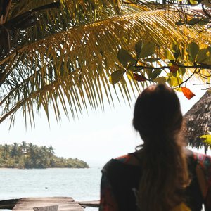 Femme debout près d'un plan d'eau à Bocas Del Toro, Panama