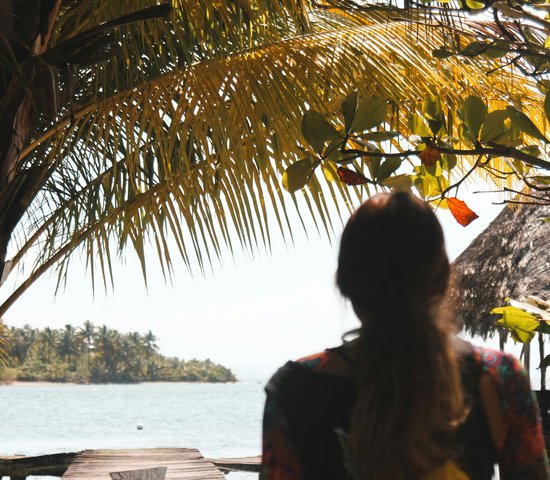 Femme debout près d'un plan d'eau à Bocas Del Toro, Panama