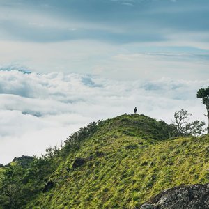 Personne debout sur la colline avec vue sur les nuages à Boquete, Panama