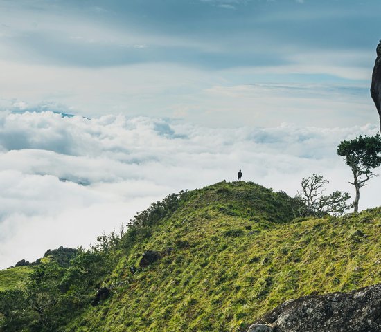 Personne debout sur la colline avec vue sur les nuages à Boquete, Panama