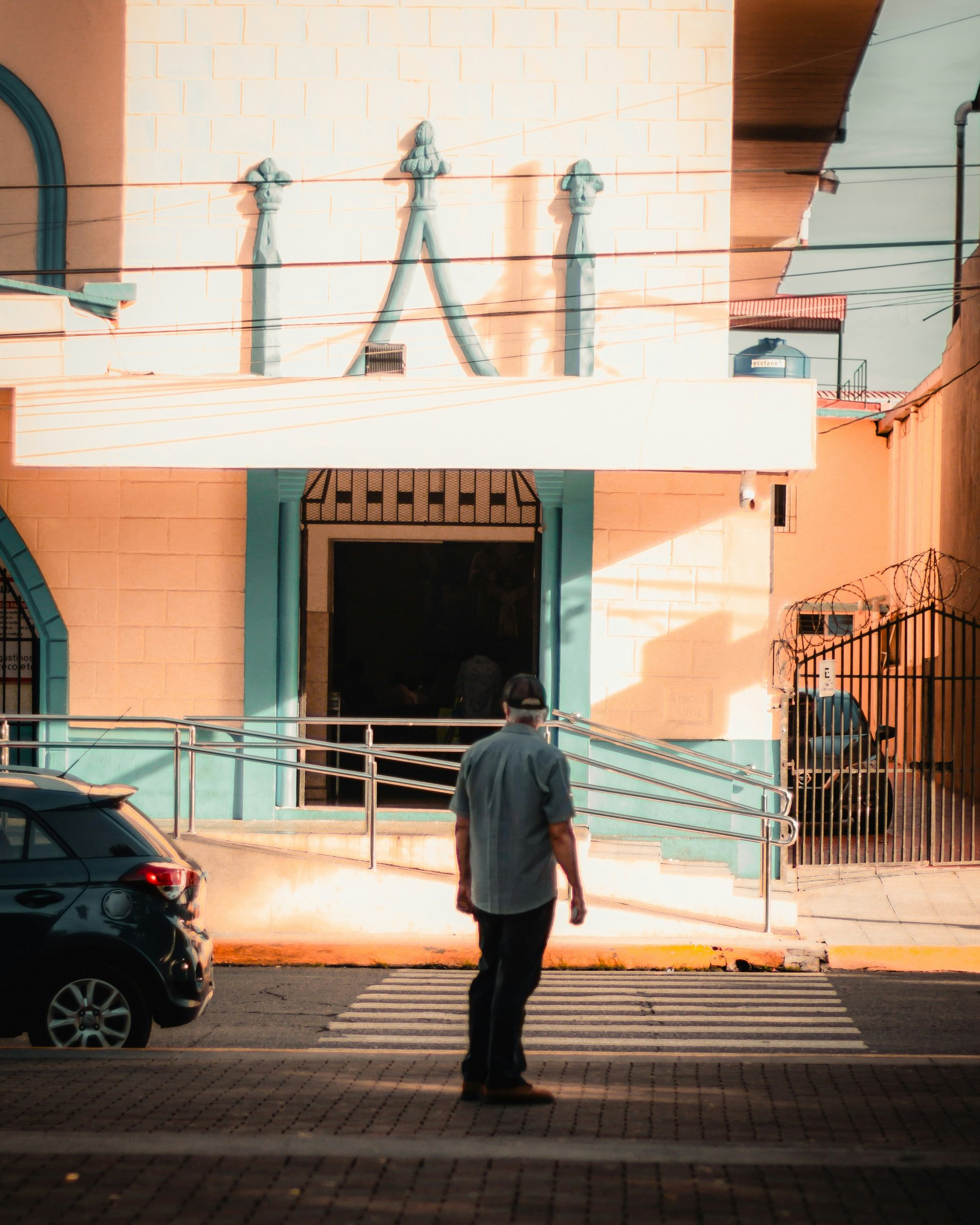 Homme debout devant un batiment à David, Panama