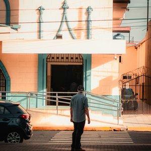 Homme debout devant un batiment à David, Panama