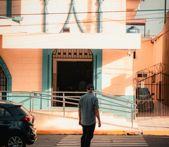 Homme debout devant un batiment à David, Panama