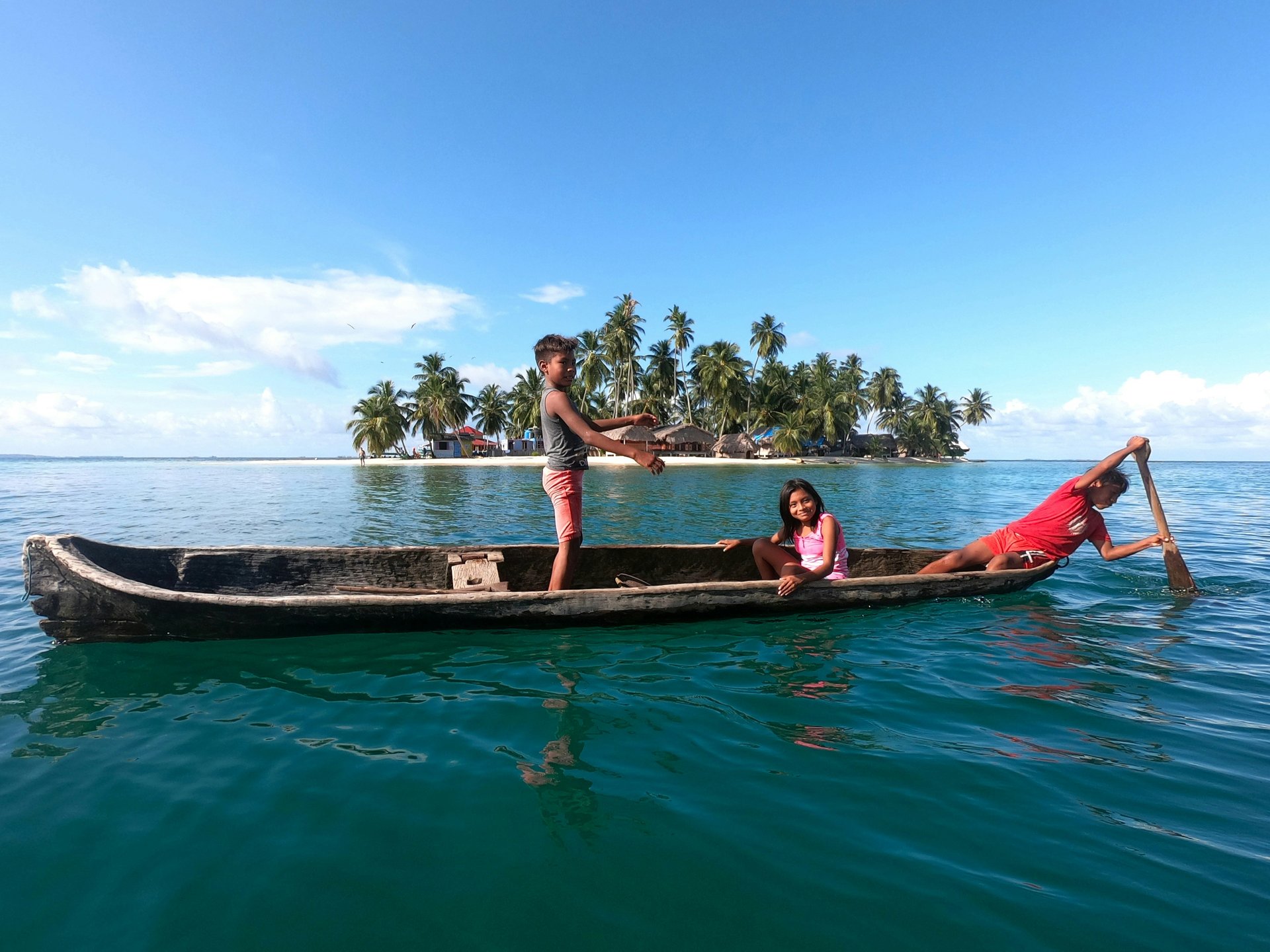 Enfants sur un bateau à Isla Franklin, Panama