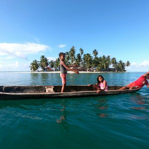 Enfants sur un bateau à Isla Franklin, Panama