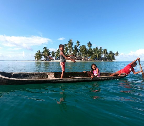 Enfants sur un bateau à Isla Franklin, Panama