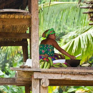 Femme de la tribu Embera assise, Panama City, Panama