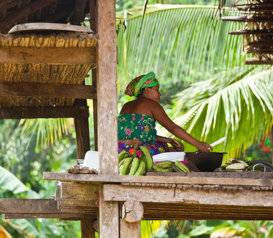 Femme de la tribu Embera assise, Panama City, Panama