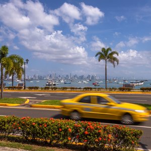 Taxis avec une vue sur la baie à Panama City, Panama