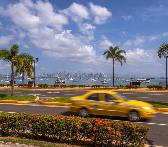 Taxis avec une vue sur la baie à Panama City, Panama